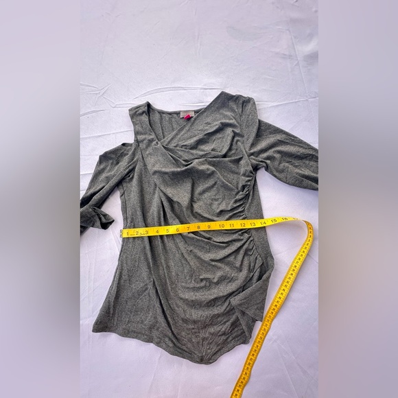 Vince Camuto Gray Asymmetrical Ruched Long Sleeve Top - Picture 4 of 5